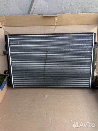 Радиатор охлаждения двигателя Tiguan 2.0