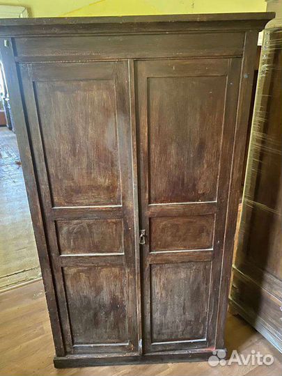 Старинный шкаф