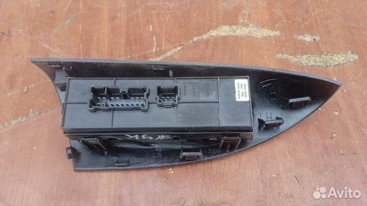 Блок управления стеклоподъемниками Nissan Juke F15