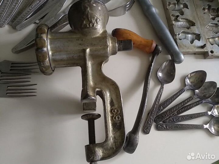 Кухонные принадлежности(ножи, ложки и т.д)