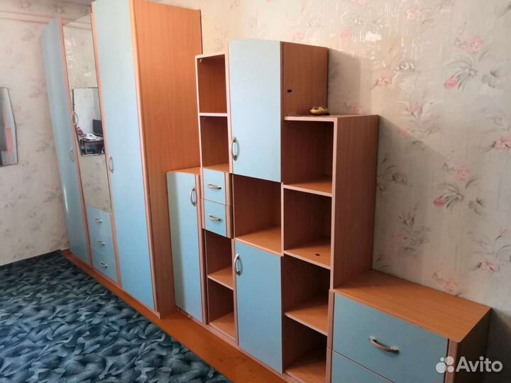 Стенка в комнату