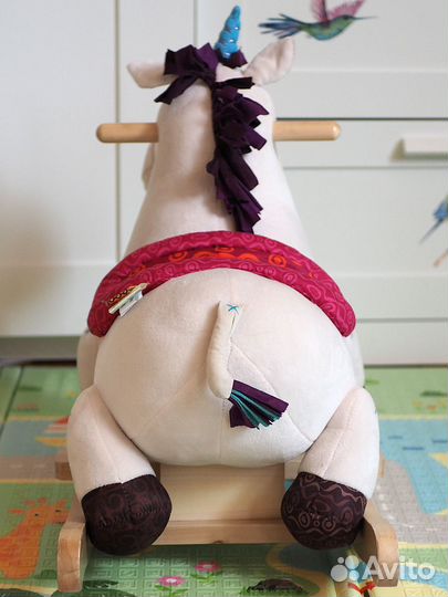 Цокает копытами лошадка-качалка Дилли-Долли