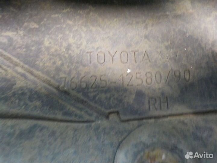 Брызговик задний правый Toyota Corolla (E150) 200