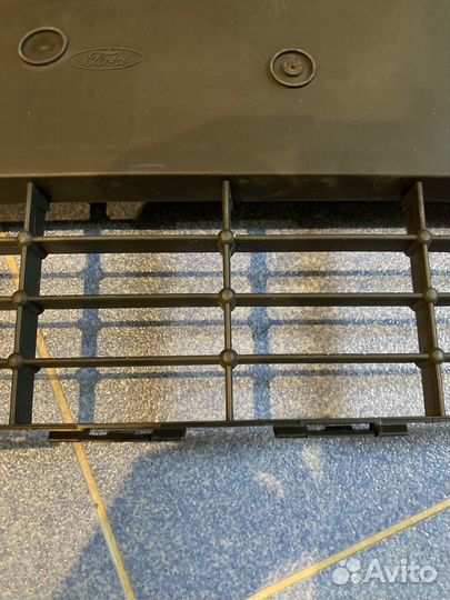 Решетка переднего бампера Форд Фокус 2