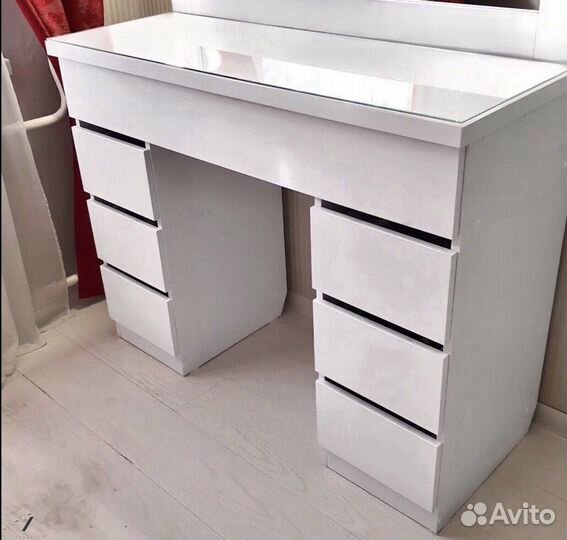 Гримерный столик визажиста с гримерным зеркалом