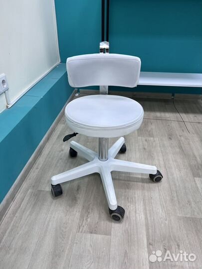 Стул для мастера педикюра