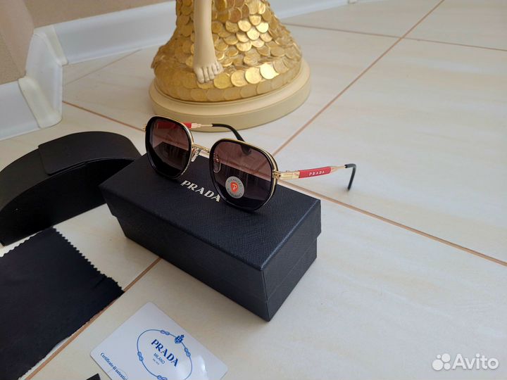 Солнцезащитные очки Prada