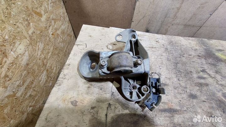 Опора двигателя правая 1.6 Passat B5