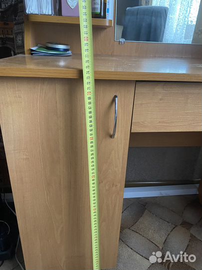 Туалетный столик с зеркалом