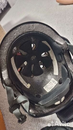 Детский шлем защитный и налокотники, наколенники