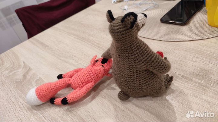 Медведь собирает грибы в лису