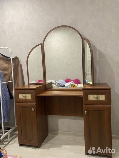 Туалетный столик трельяж