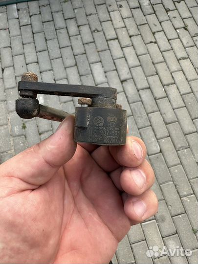 Датчик положения кузова пассат б 6