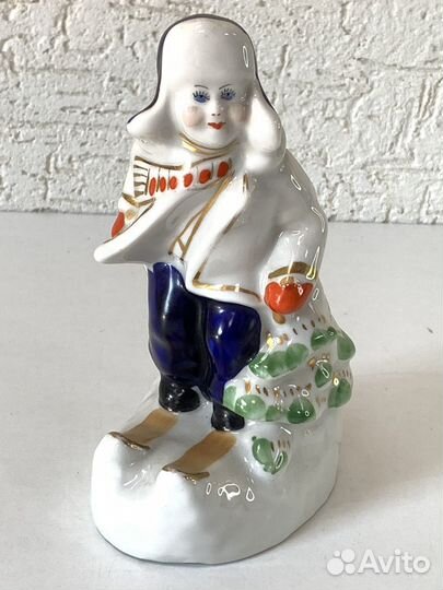 Фарфоровая статуэтка Мальчик Лыжник