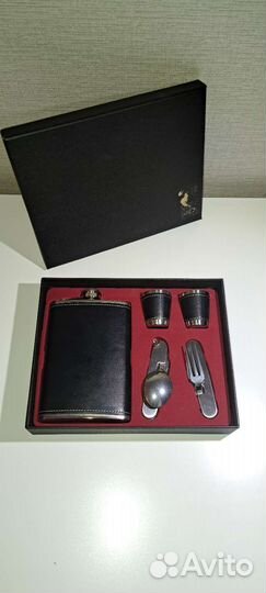 Новый, набор: фляжка с рюмками и приборами