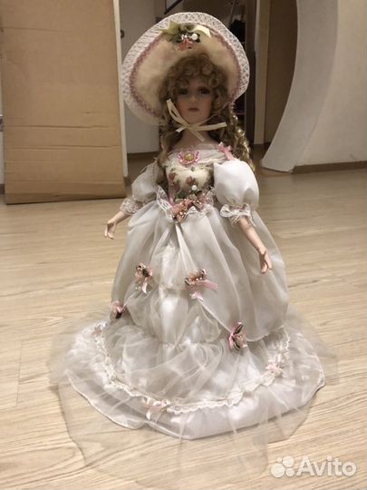 Кукла фарфоровая