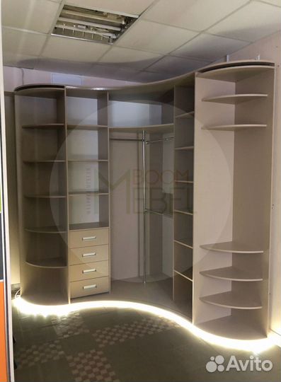 Ресепшн и шкаф для шоурумов