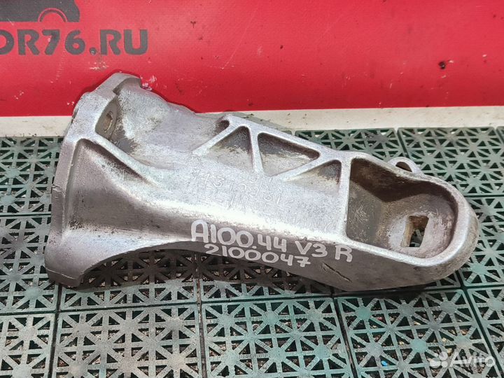 Кронштейн крепления двигателя правый Audi 100 44
