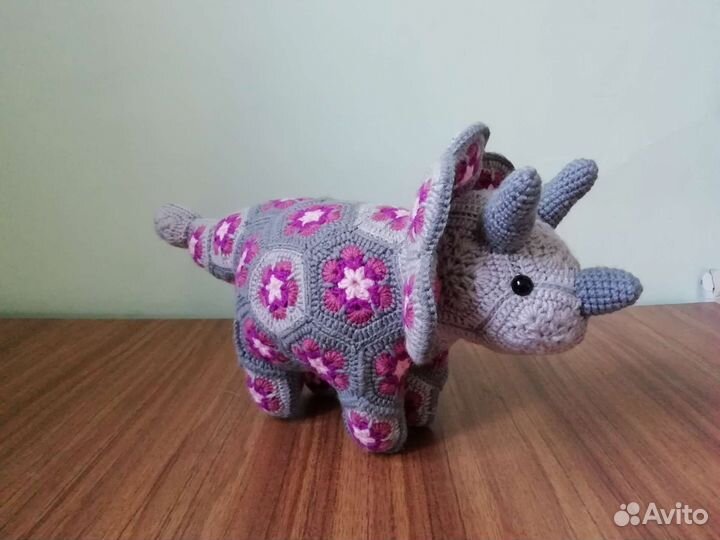 Динозавр, игрушка. Трицератопс