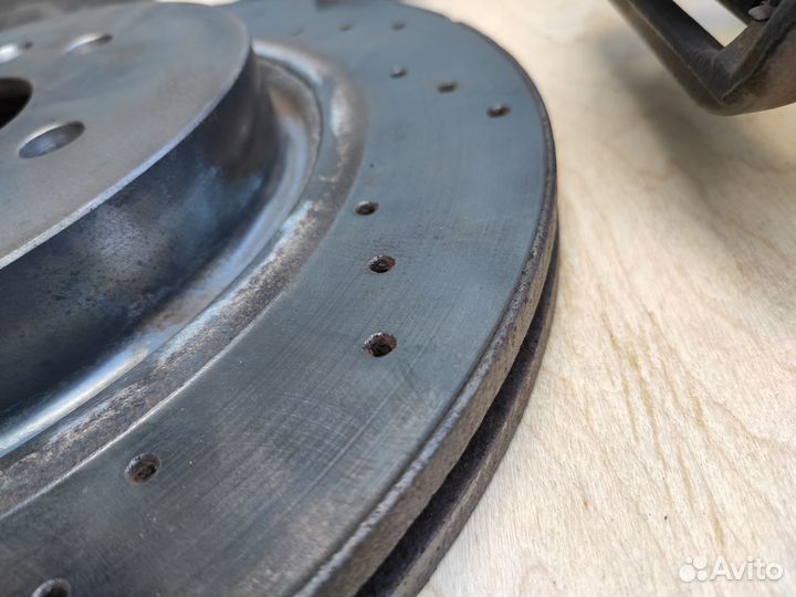 Задний суппорт диск Brembo на Opel Astra J OPC