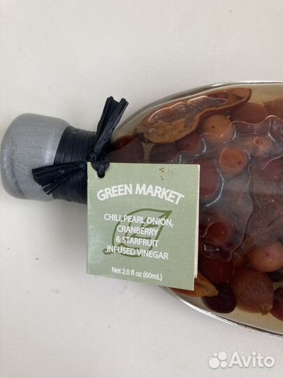 2 декоративные бутылки с ягодами овощами