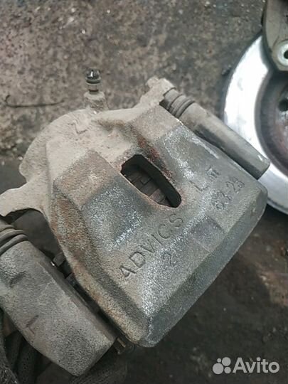 Суппорт тормозной Toyota RAV4 2008 год