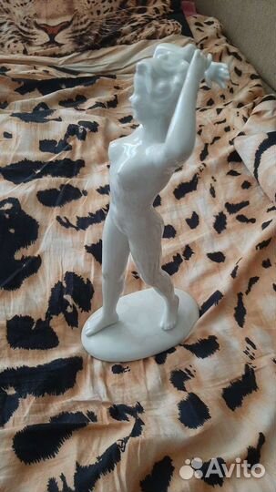 Фарфоровая статуэтка