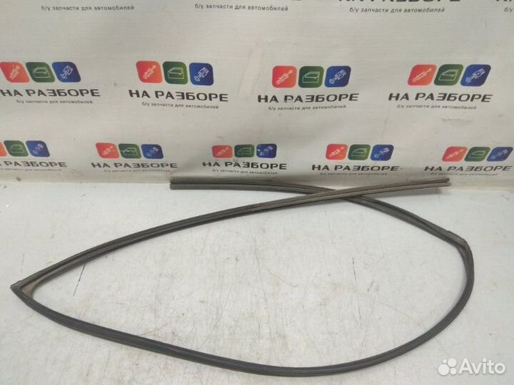Уплотнительная резинка стекла двери передняя левая