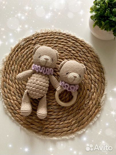 Вязаный набор «Такстильный мишка и погремушка»
