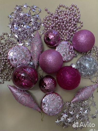 Елочные игрушки в розовом цвете, бусы