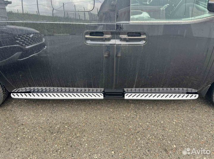 Пороги Hyundai Staria черные