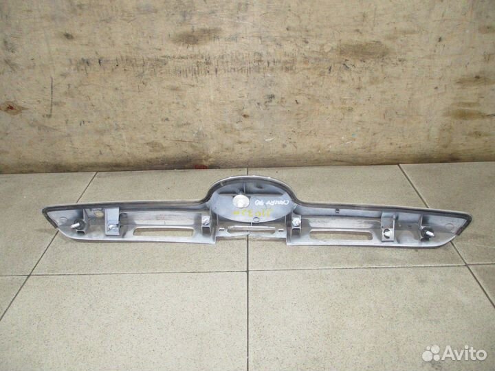 Накладка крышки багажника Toyota Camry 40