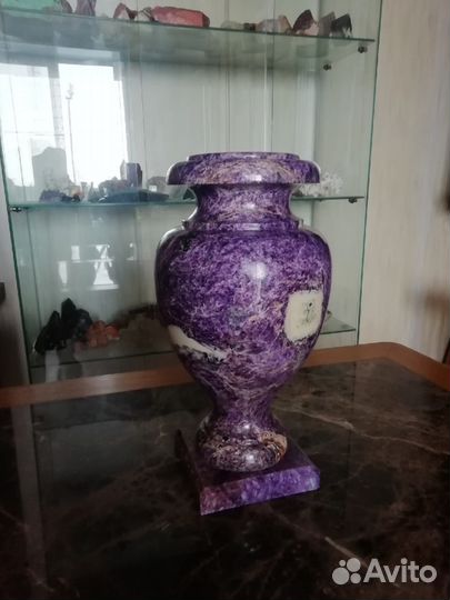 Вазы и настольные лампы из натурального камня