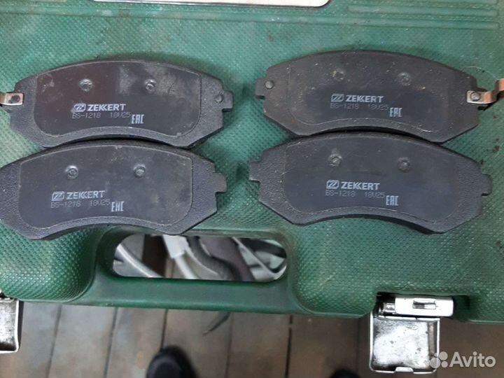 Тормозные колодки передние на nissan