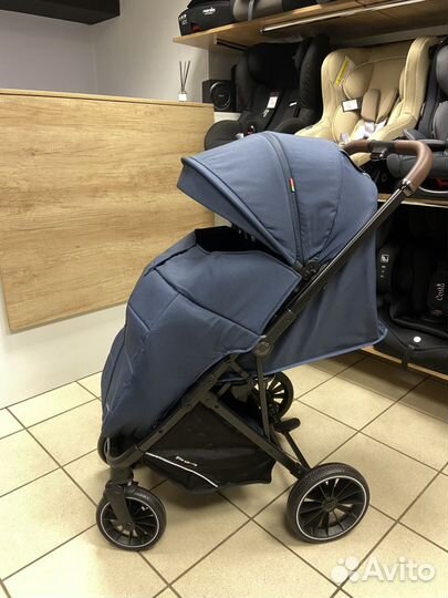 Коляска с перекидной ручкой Luxmom H2 темно-синий