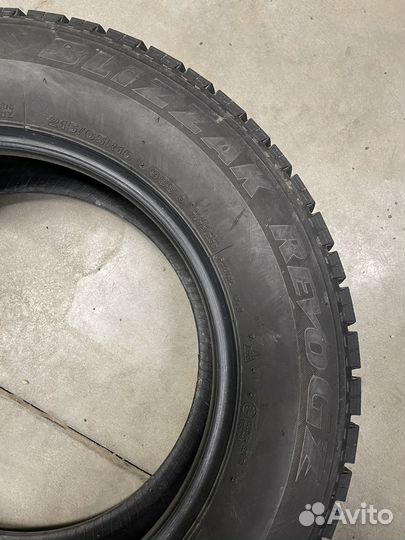 Bridgestone Blizzak Revo GZ 215/65 R16