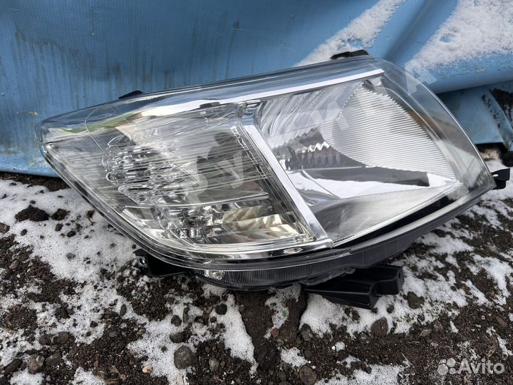 Фара правая Toyota Hilux 7 2006-2015