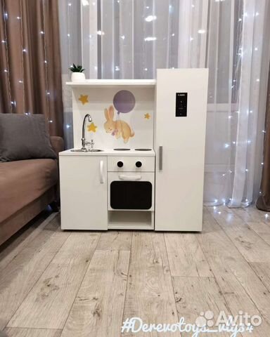Детская деревянная кухня с холодильником