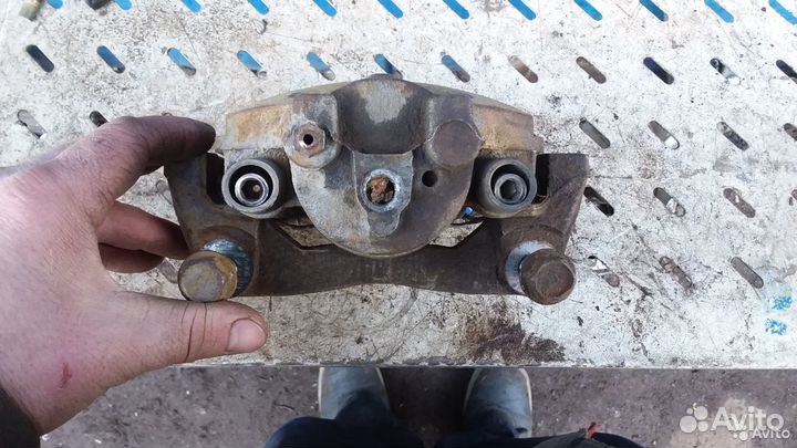 Суппорт передний левый Toyota Yaris 90 кузов