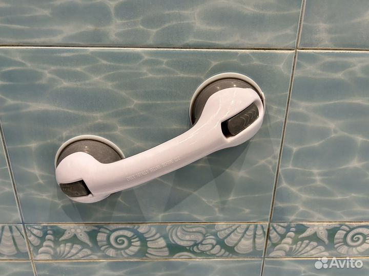 Ручка (поручень) на вакуумных присосках для ванной