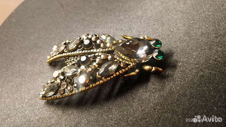 Брошь-муха с разноцветными камнями Сваровски