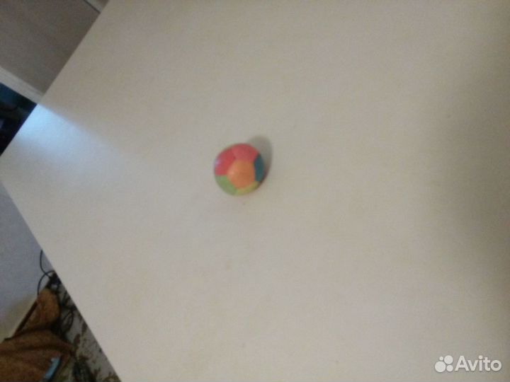 Привлекательный для кошек цветной игровой мячик