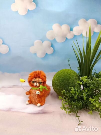 Миниатюрная фигурка котенка