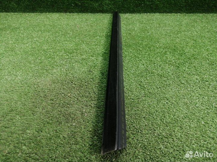 Уплотнитель стекла двери передний левый Mercedes