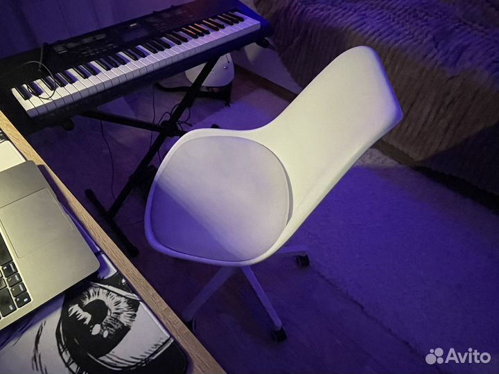 Стул компьютерный белый