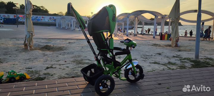 Трехколесный велосипед с ручкой