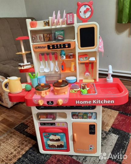 Кухня новая пар на плите, вода в кране, музыка