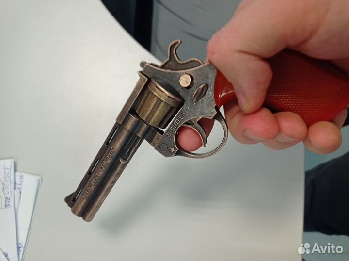 Игрушечный револьвер