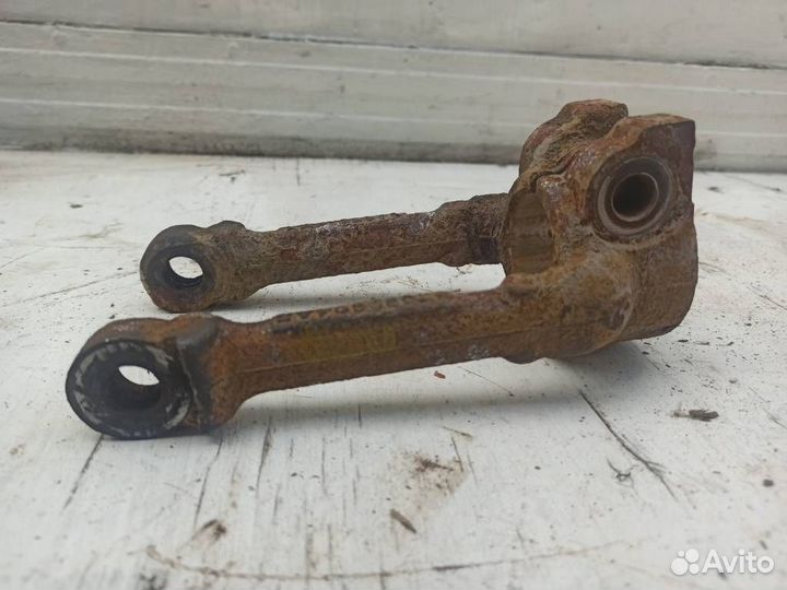 Кронштейн переднего амортизатора