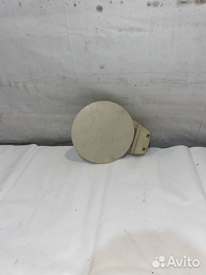 Kia Carens 06- Лючок бензобака 328